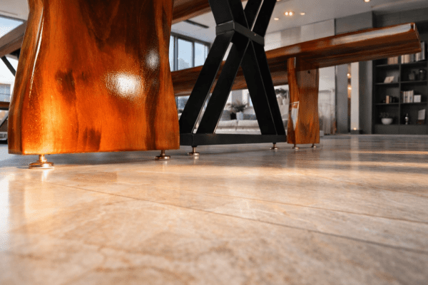 Conjunto Mesa Rústica Tampão (2,20mts x 0,80mts x 5,5cm) com 02  Bancos Rústicos tampão(220cm x 36cm x 4cm) em Madeira Maciça de Muiracatiara - Pés de ferro Metalom Preto - Acabamento Verniz – 08 lugares