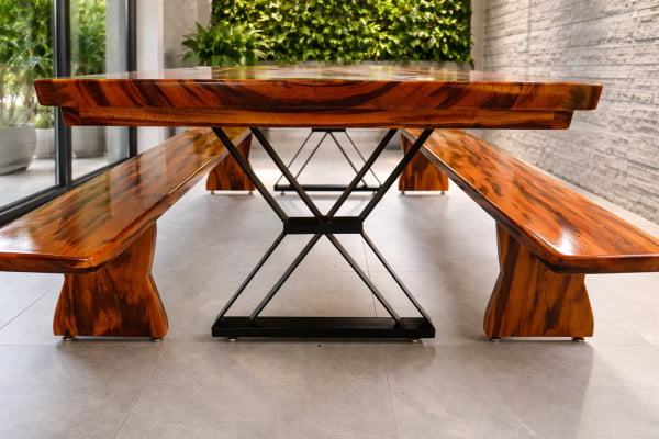 Conjunto Mesa Rústica Tampão (2,20mts x 0,80mts x 5,5cm) com 02  Bancos Rústicos tampão(220cm x 36cm x 4cm) em Madeira Maciça de Muiracatiara - Pés de ferro Metalom Preto - Acabamento Verniz – 08 lugares