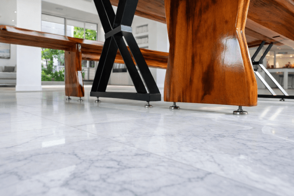 Conjunto Mesa Rústica Tampão (2,20mts x 0,80mts x 5,5cm) com 02  Bancos Rústicos tampão(220cm x 36cm x 4cm) em Madeira Maciça de Muiracatiara - Pés de ferro Metalom Preto - Acabamento Verniz – 08 lugares