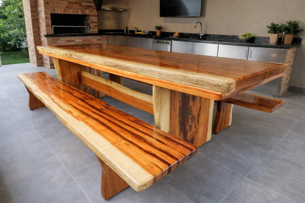 MESA RÚSTICA(250CM X 80CM X 5,5CM) COM 2 BANCOS(250CM X 36CM X 4CM)  PÉS FORMATO TAÇA MADEIRA MACIÇA DE MUIRACATIARA ACABAMENTO VERNIZ INCOLOR AUTO-BRILHO - 8 LUGARES