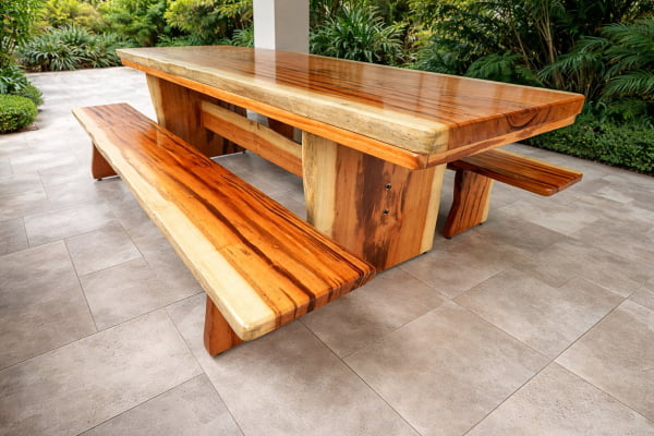 MESA RÚSTICA(250CM X 80CM X 5,5CM) COM 2 BANCOS(250CM X 36CM X 4CM)  PÉS FORMATO TAÇA MADEIRA MACIÇA DE MUIRACATIARA ACABAMENTO VERNIZ INCOLOR AUTO-BRILHO - 8 LUGARES