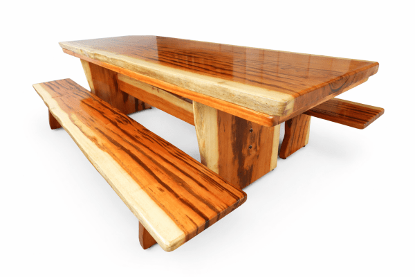 MESA RÚSTICA(250CM X 80CM X 5,5CM) COM 2 BANCOS(250CM X 36CM X 4CM)  PÉS FORMATO TAÇA MADEIRA MACIÇA DE MUIRACATIARA ACABAMENTO VERNIZ INCOLOR AUTO-BRILHO - 8 LUGARES