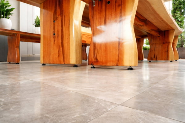 Mesa Rústica(400cm x 80cm x 5,5cm) c/ 4 Bancos(200cm X 36cm X 4cm) Pés forma Taça Madeira Maciça de Muiracatiara Acabamento Verniz Incolor Auto-Brilho - 14 lugares