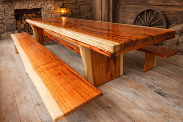 Mesa Rústica(400cm x 80cm x 5,5cm) c/ 4 Bancos(200cm X 36cm X 4cm) Pés forma Taça Madeira Maciça de Muiracatiara Acabamento Verniz Incolor Auto-Brilho - 14 lugares