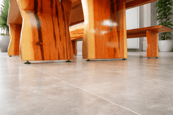 Mesa Rústica(400cm x 80cm x 5,5cm) c/ 4 Bancos(200cm X 36cm X 4cm) Pés forma Taça Madeira Maciça de Muiracatiara Acabamento Verniz Incolor Auto-Brilho - 14 lugares