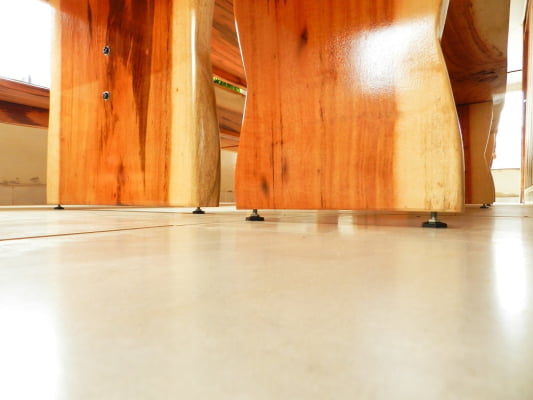 Mesa Rústica(400cm x 80cm x 5,5cm) c/ 4 Bancos(200cm X 36cm X 4cm) Pés forma Taça Madeira Maciça de Muiracatiara Acabamento Verniz Incolor Auto-Brilho - 14 lugares